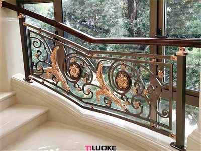 درابزين الدرج المزخرف